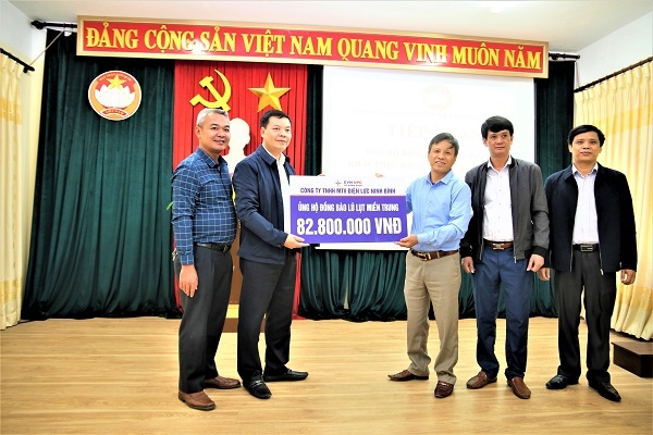 Ông Trần Đăng Sơn -  Chủ tịch kiêm Giám đốc Công ty TNHH MTV Điện lực Ninh Bình thay mặt CBCNV PC Ninh Bình trao số tiềnquyên góp của CBCNV ủng hộ đồng bào lũ lụt miền Trung