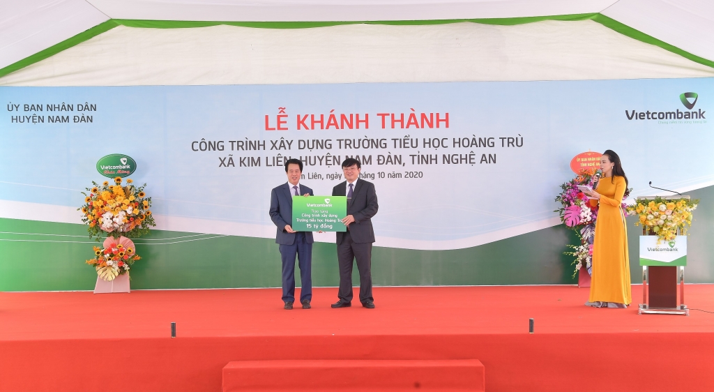 Ông Nguyễn Mỹ Hào – Thành viên HĐQT Vietcombank trao biển tượng trưng số tiền 15 tỷ đồng của  Vietcombank tài trợ xây dựng Trường tiểu học Hoàng Trù