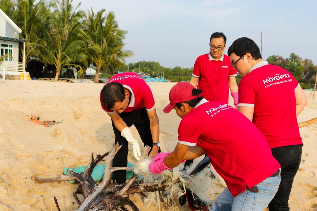 Các thành viên của khu nghỉ dưỡng chung tay làm sạch môi trường biển