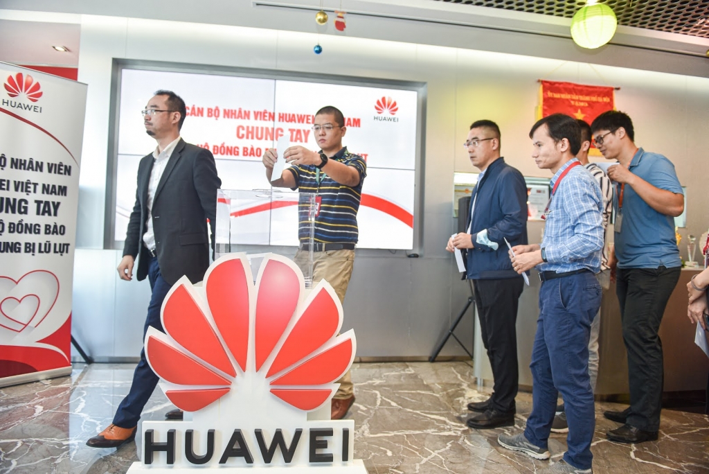 Toàn bộ nhân viên Huawei Việt Nam tham gia quyên góp ủng hộ đồng bào miền Trung vượt qua khó khăn do lũ lụt