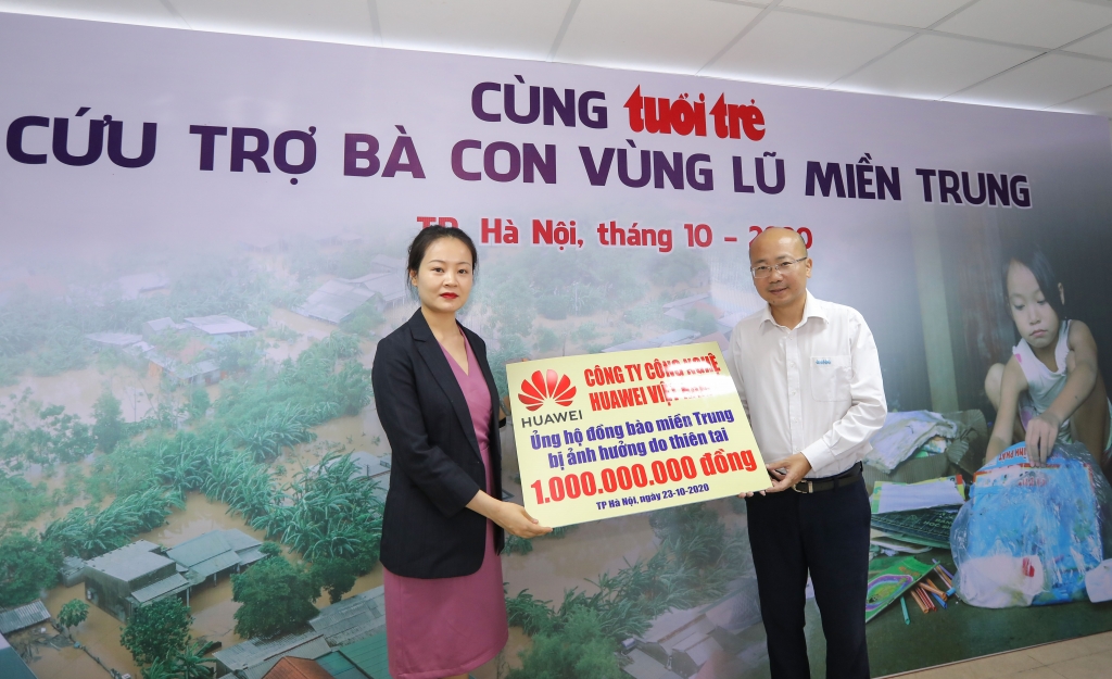 Bà Fiona Li, Phó Tổng giám đốc phụ trách đối ngoại của Huawei Việt Nam gửi số tiền 1 tỷ ủng hộ đồng bào miền Trung khắc phục khó khăn sau bão lũ thông qua báo Tuổi trẻ