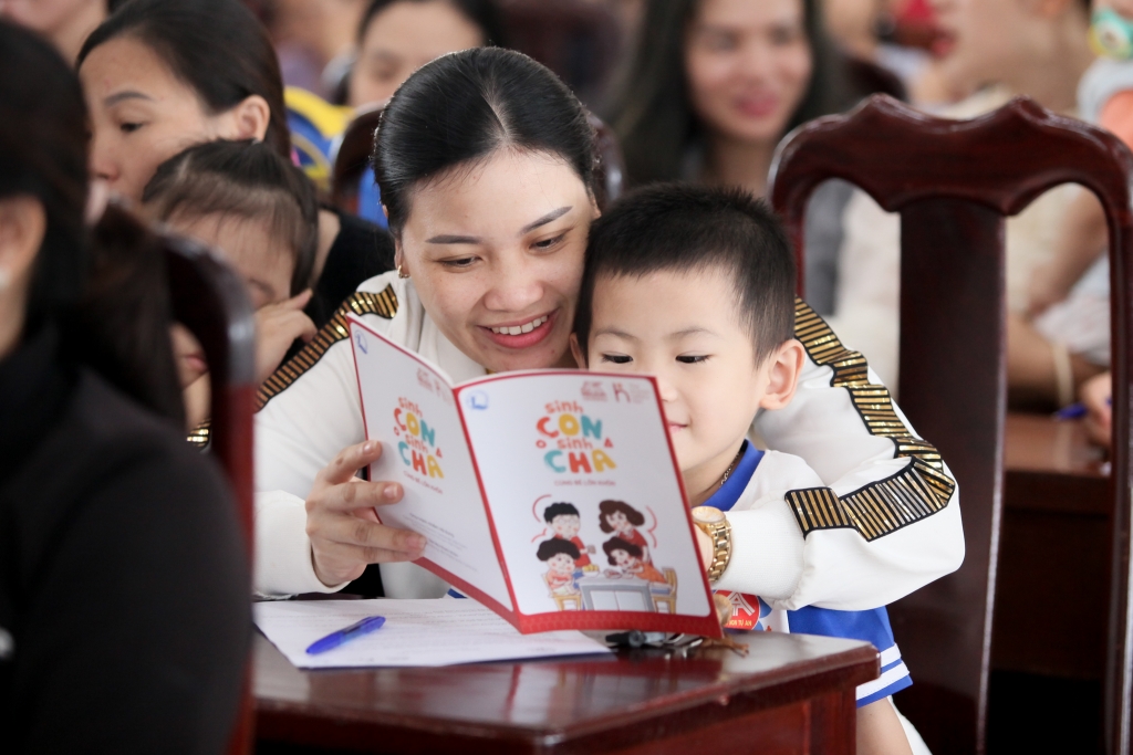  Chương trình cũng cung cấp miễn phí cho các phụ huynh tham gia bộ tài liệu với nhiều nội dung nuôi, dạy trẻ từ 0 – 6 tuổi bổ ích 