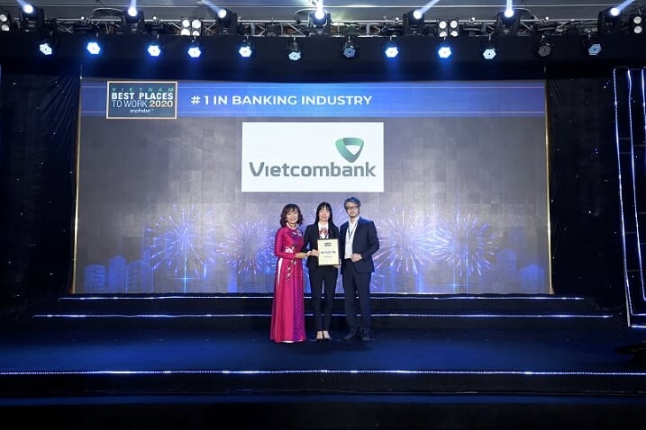 Đại diện Vietcombank, bà Phan Thị Thanh Tâm – Phó trưởng Văn phòng đại diện Khu vực phía Nam (đứng giữa) nhận chứng nhận từ Ban tổ chức