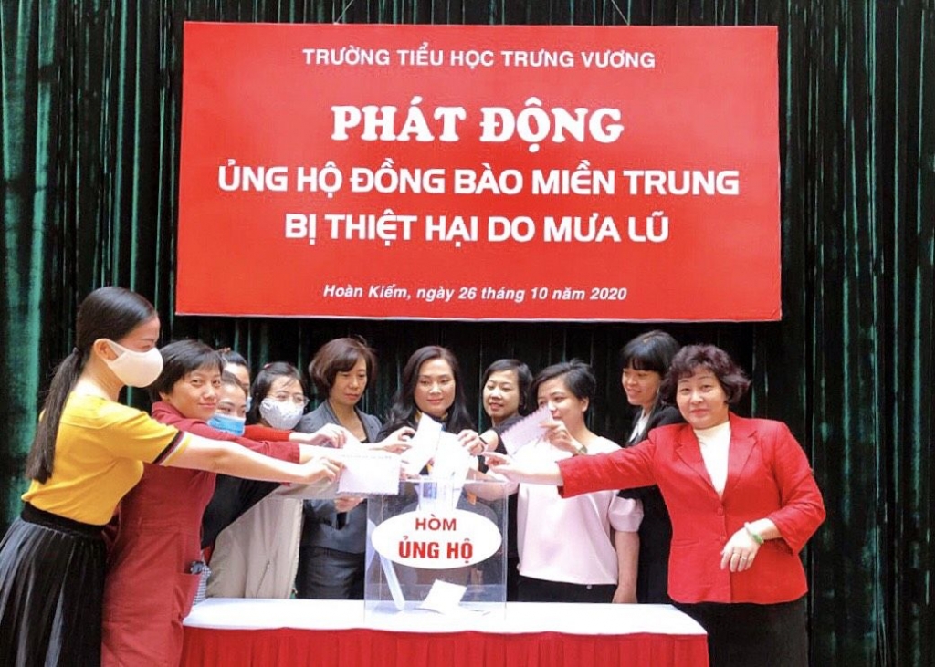 Cô trò trường Tiểu học Trưng Vương cùng hướng về miền Trung thân thương