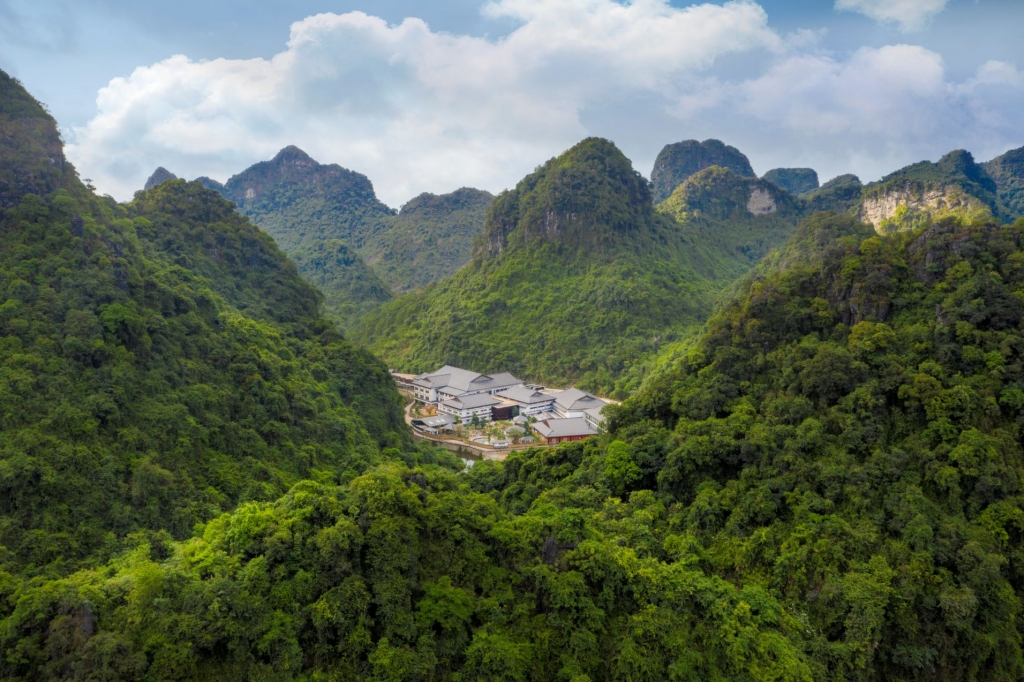 Yoko Onsen Quang Hanh tọa lạc giữa thung lũng Quang Hanh