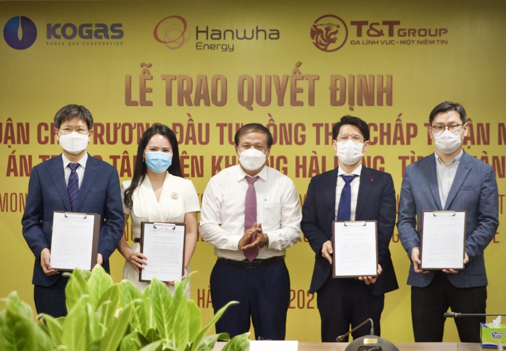 Ông Phạm Ngọc Minh, Trưởng ban Quản lý Khu kinh tế tỉnh Quảng Trị trao Quyết định chủ trương đầu tư đồng thời chấp thuận nhà đầu tư dự án Trung tâm điện khí LNG Hải Lăng, tỉnh Quảng Trị - Giai đoạn I (1.500 MW) cho Tổ hợp các nhà đầu tư.