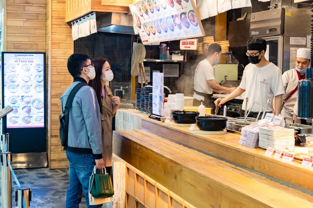 Marukame Udon được mong chờ khi thực khách được chọn vị ramen và món phụ ngay tại quầy; tất cả khách hàng đều xếp hàng giãn cách nghiêm túc theo đúng quy định. Marukame Udon cũng tung ngay các set e-voucher với ưu đãi lên tới 20% trong dịp 20/10