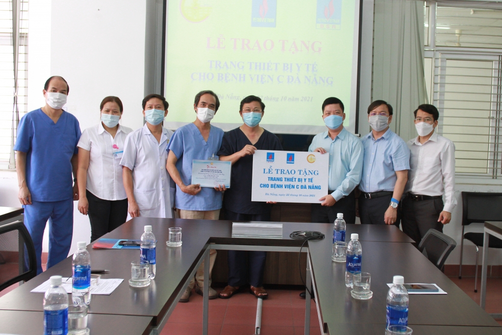 1.	Đại diện BSR trao biển tượng trưng số tiền tài trợ cho bệnh viện C Đà Nẵng.