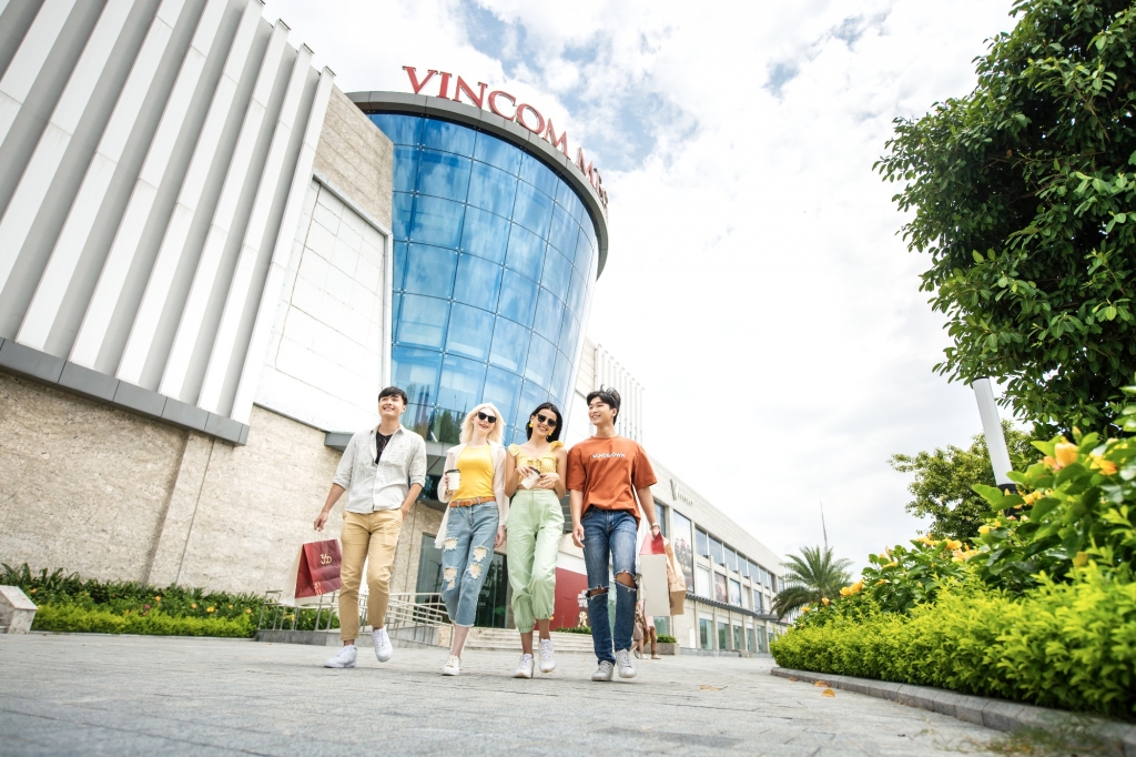 TTTM Vincom Mega Mall tại Vinhomes Smart City với nhiều thương hiệu lớn thu hút người tiêu dùng sắp khai trương.