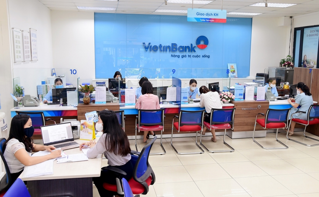 Trong 9 tháng đầu năm 2021, VietinBank tiếp tục kiểm soát tốt chi phí vốn, chi phí quản lý; tăng thu thuần dịch vụ hoạt động thanh toán, chuyển tiền, thẻ…