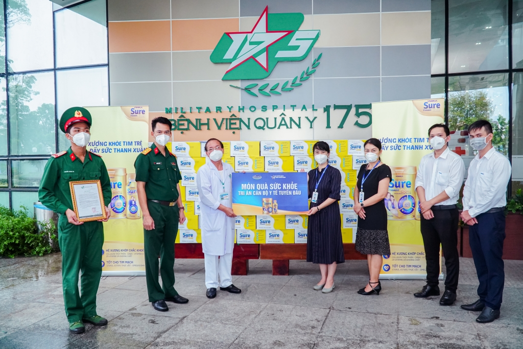 Vinamilk gửi tặng món quà sức khỏe đến các “anh hùng áo trắng” tại Bệnh viện Quân y 175 (Tp.HCM).