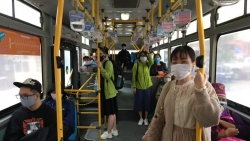 Hà Nội: Hành khách đi xe buýt tăng dần trở lại
