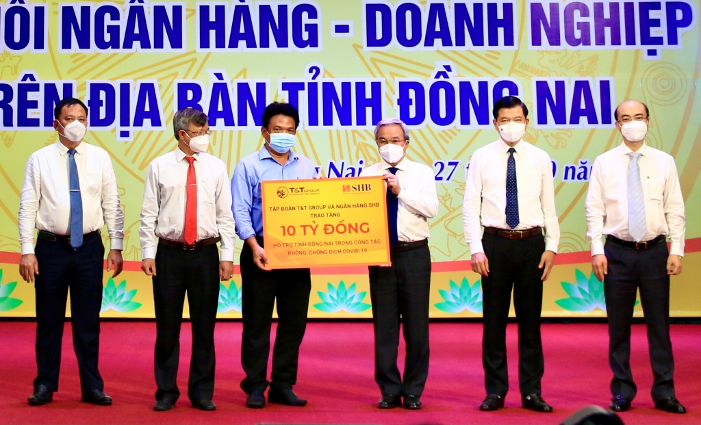 Đại diện Tập đoàn T&T Group và Ngân hàng SHB trao tặng Quỹ phòng, chống dịch Covid-19 tỉnh Đồng Nai 10 tỷ đồng