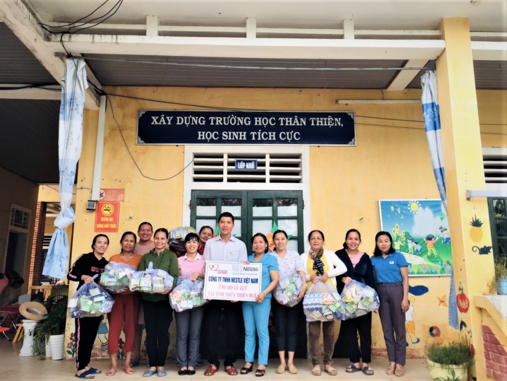 Thông qua đối tác báo Lao Động, Nestlé Việt Nam trao các phần quà hỗ trợ đến công đoàn viên và người lao động ở Thừa Thiên - Huế 1