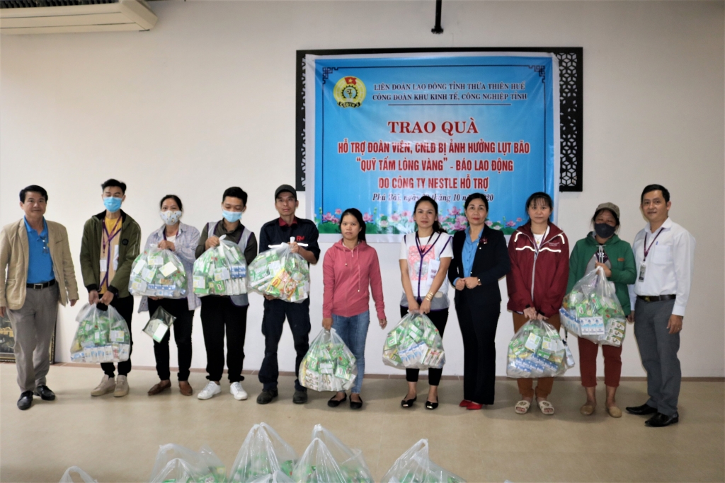 Thông qua đối tác báo Lao Động, Nestlé Việt Nam trao các phần quà hỗ trợ đến công đoàn viên và người lao động ở Thừa Thiên - Huế