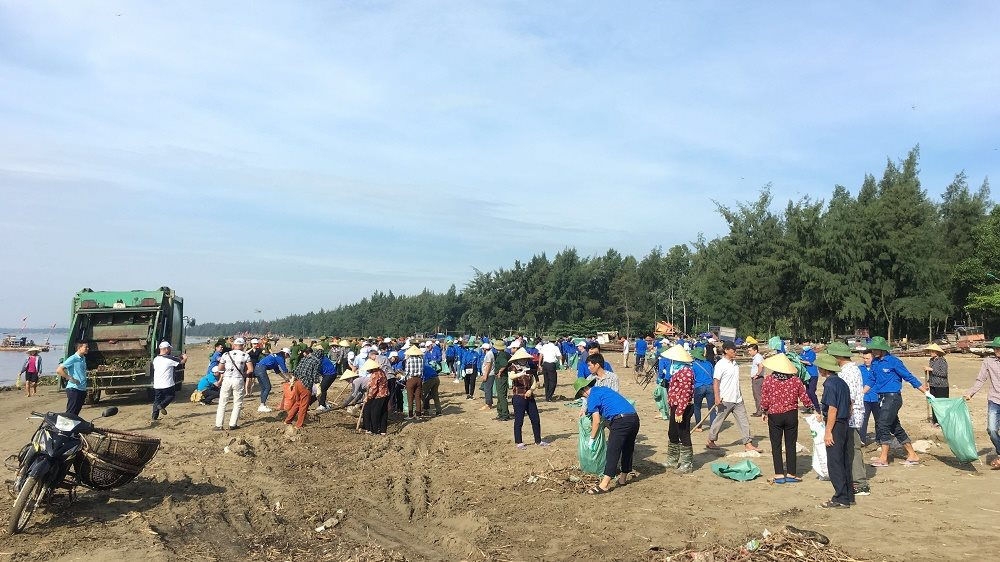  Đoàn Thanh niên của Sở Tài nguyên và Môi trường đã phối hợp với 6 huyện, thị ven biển triển khai dọn rác tại các bãi biển