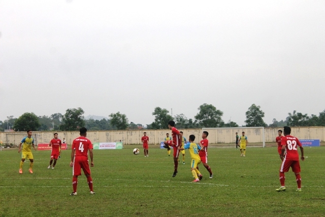 Pha tranh bóng giữa cầu thủ đội chủ nhà Hải Nam Vĩnh Phúc (áo vàng) với cầu thủ đội Trẻ Viettel