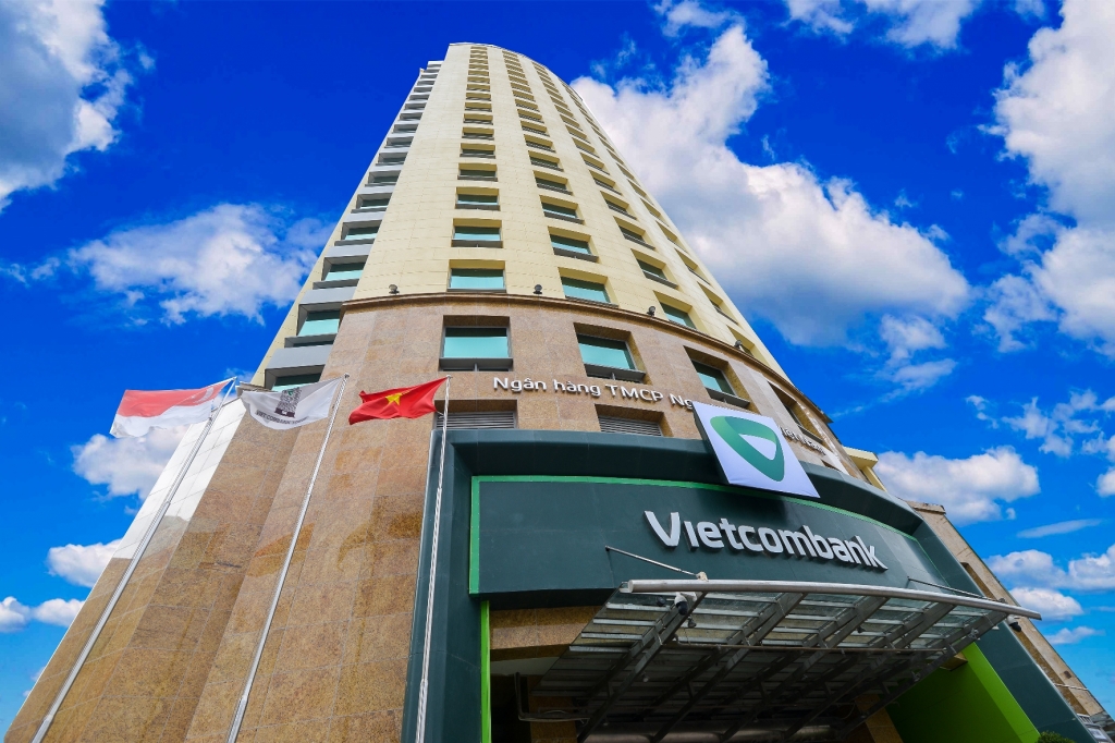 Vietcombank giảm đồng loạt lãi suất cho vay hỗ trợ doanh nghiệp, người dân miền Trung