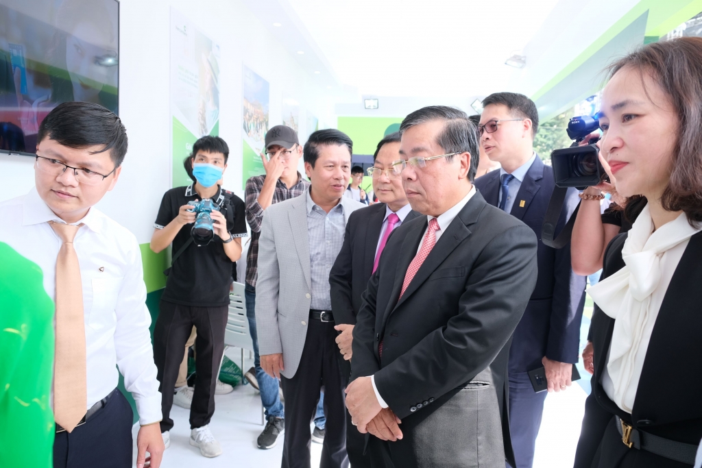 Ông Nguyễn Kim Anh - Phó thống đốc Ngân hàng Nhà nước (thứ hai từ phải sang) và bà Nguyễn Thị Kim Oanh – Phó Tổng Giám đốc Vietcombank (ngoài cùng bên phải) thăm quan gian hàng Vietcombank tại sự kiện