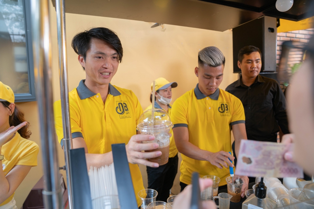 Hinh 6_Tuấn Anh và Văn Thanh phục vụ thức uống cho khách hàng