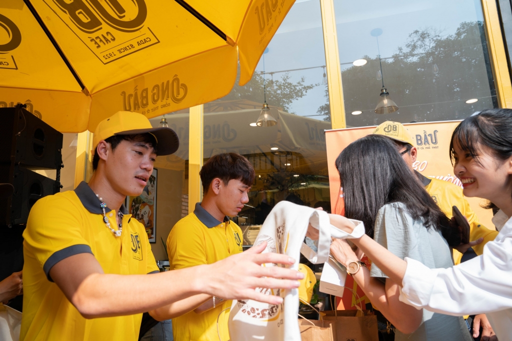 Hinh 7_Văn Toàn và Minh Vương bán cà phê gây quỹ ủng hộ đồng bào miền Trung