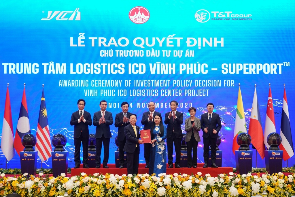 Bà Hoàng Thị Thúy Lan, Bí thư Tỉnh ủy Vĩnh Phúc trao Quyết định chủ trương đầu tư dự án Trung tâm Logistics ICD Vĩnh Phúc (SuperPortTM) cho ông Đỗ Quang Hiển - đại diện Liên danh Tập đoàn T&T Group – YCH Group –YCH Holdings. 