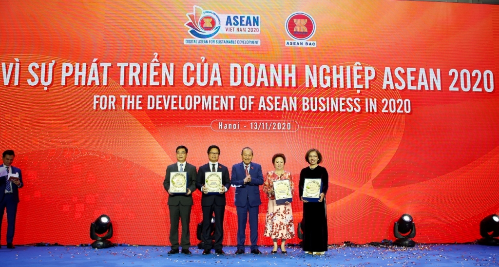 Phó Thủ tướng Thường trực Trương Hòa Bình trao kỷ niệm chương “Vì sự phát triển của doanh nghiệp ASEAN” cho các lãnh đạo và Madame Nguyễn Thị Nga, Chủ tịch giải thưởng ABA 2020, Chủ tịch Tập đoàn BRG.