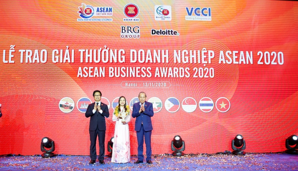 Phó Thủ tướng Thường trực Trương Hòa Bình và Chủ tịch ASEAN BIS 2020 trao giải Doanh nhân nữ tiêu biểu cho Ms. Lê Thu Thủy, Tổng giám đốc Ngân hàng SeABank, một trong 6 doanh nghiệp/ doanh nhân của Việt Nam chiến thắng tại giải thưởng ABA 2020 