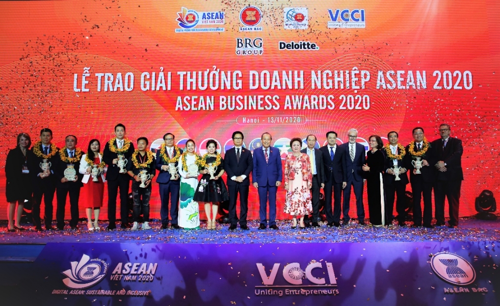 Doanh nghiệp chiến thắng giải thưởng ABA 2020 có mặt tại sự kiện chụp ảnh lưu niệm cùng Phó Thủ tướng Thường trực Trương Hòa Bình, Chủ tịch giải thưởng ABA 2020, Chủ tịch Tập đoàn BRG Madame Nguyễn Thị Nga và các lãnh đạo.