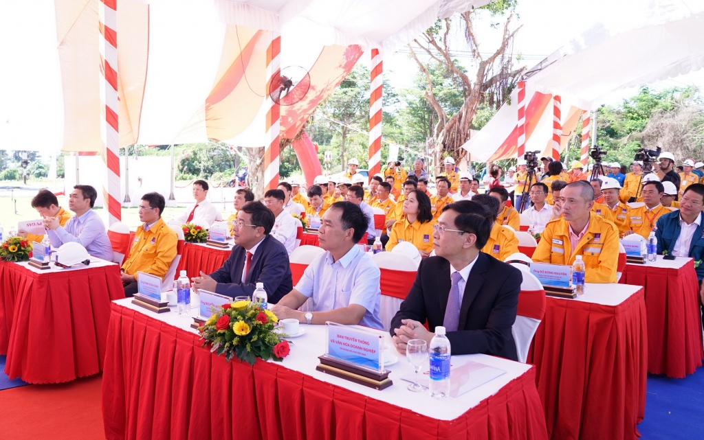 Các đại biểu về dự lễ