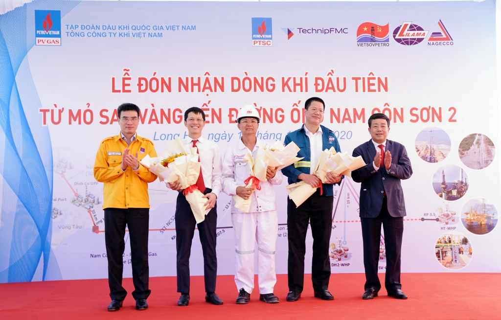 PVN và PV GAS cảm ơn các Tổng thầu EPC đã hoàn thành các công trình, kịp thời tiếp nhận dòng khí đầu tiên từ mỏ Sao Vàn