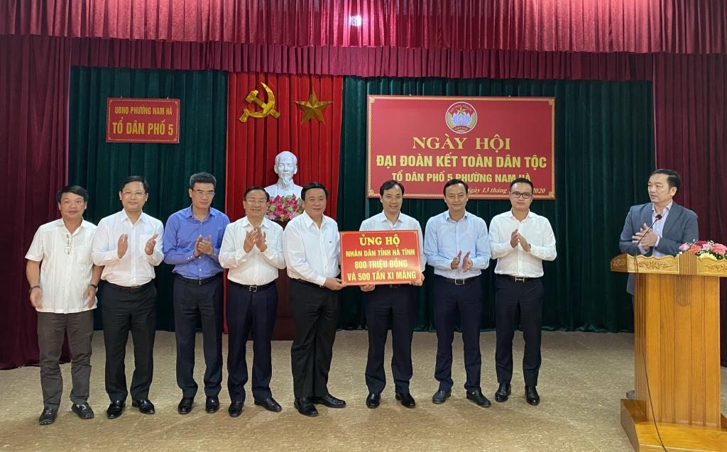  Đoàn công tác trao gói hỗ trợ cho Hà Tĩnh