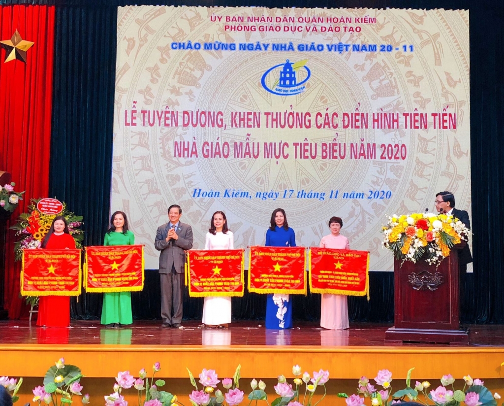 Các nhà trường được trao Cờ đơn vị xuất sắc phong trào thi đua   do UBND Thành phố Hà Nội tặng 