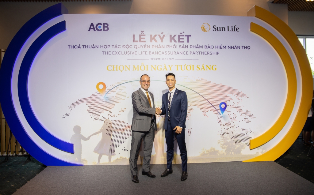 Ông Larry Madge, Tổng Giám đốc Sun Life Việt Nam và Ông Đỗ Minh Toàn, Tổng Giám đốc ACB ký kết thỏa thuận hợp tác độc quyền phân phối sản phẩm BHNT