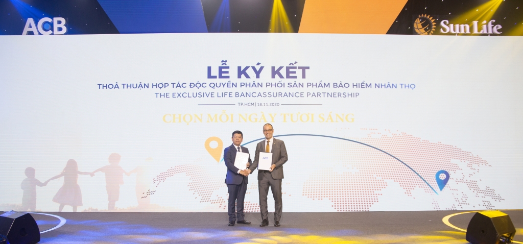 ng Larry Madge, Tổng Giám đốc Sun Life Việt Nam và Ông Đỗ Minh Toàn, Tổng Giám đốc ACB ký kết thỏa thuận hợp tác độc quyền phân phối sản phẩm BHNT