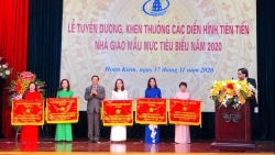 Trường Tiểu học Trưng Vương vinh dự đón nhận Cờ đơn vị xuất sắc phong trào thi đua