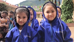 Chubb Life Việt Nam trao hơn 15.000 chiếc áo ấm tặng trẻ em vùng lũ