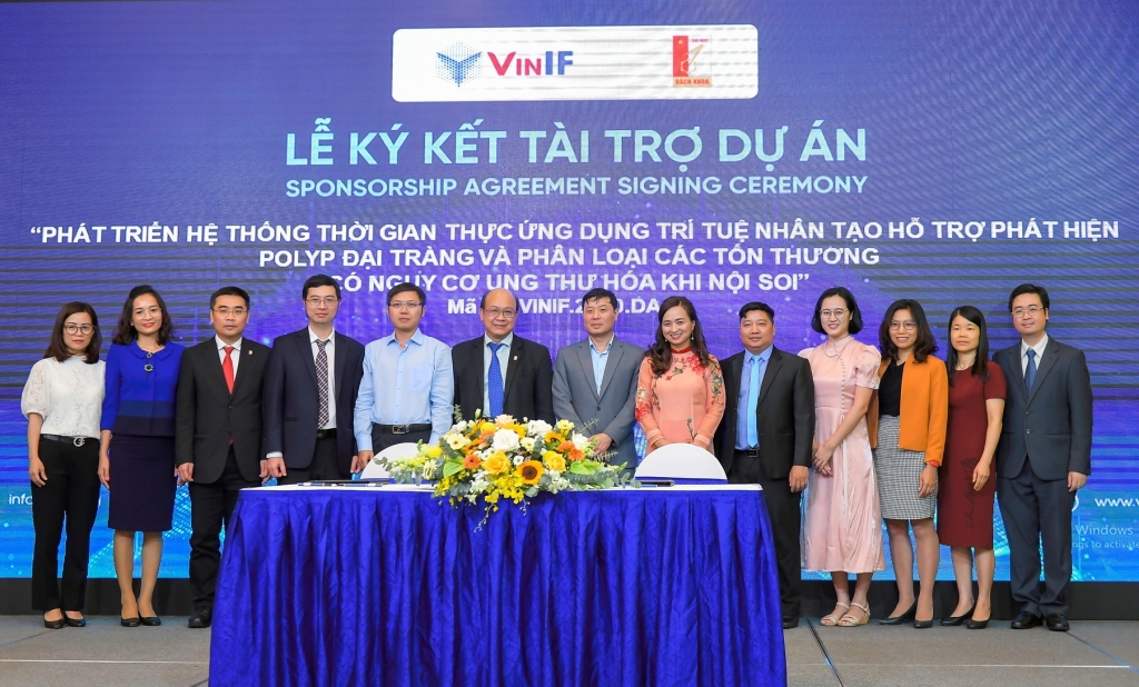 Ảnh 1: TS Đinh Viết Sang, TS.BS Đào Việt Hằng cùng cộng sự trong trong Lễ ký kết tài trợ Dự án Nghiên cứu Khoa học và Công nghệ năm 2020 do Quỹ Đổi mới sáng tạo Vingroup (VinIF) tổ chức