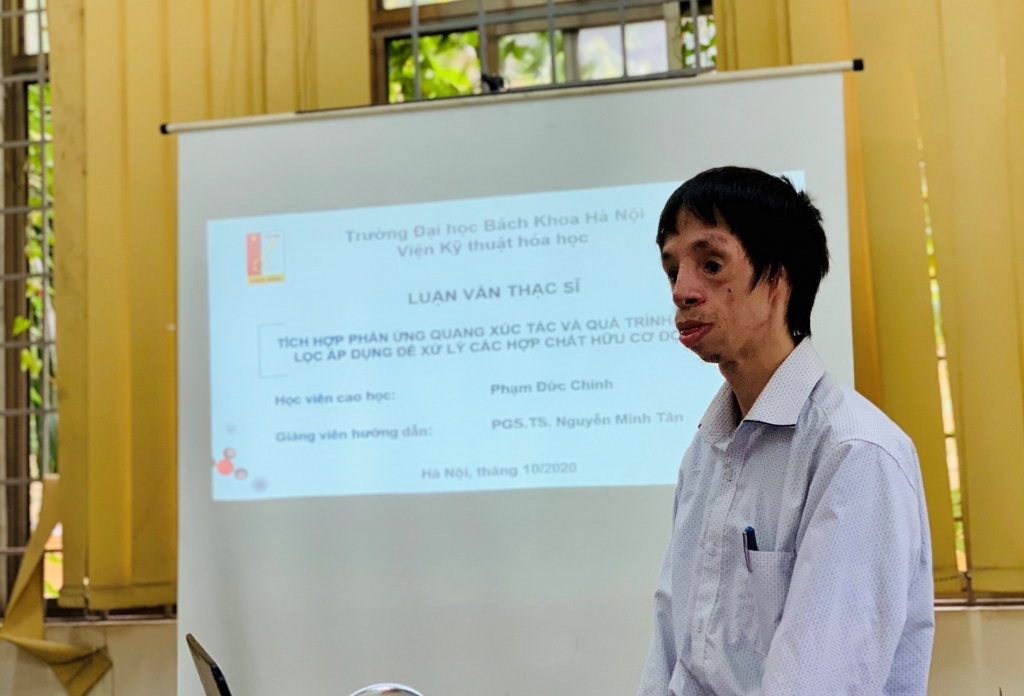 Ảnh 2: Phạm Đức Chinh trong buổi bảo vệ luận văn Thạc sĩ tại Trường Đại học Bách Khoa Hà Nội – Viện Kỹ thuật Hóa học