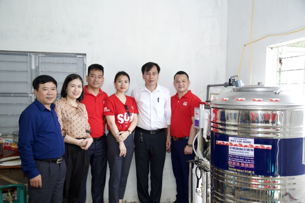 3. Generali cũng trao tặng máy lọc nước cho 3 trường học tại Hà Tĩnh để đáp ứng nhu cầu nước sạch rất cấp thiết sau bão lũ