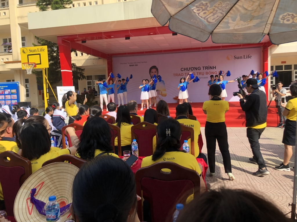 Sun Life trao 102 trụ bóng và 510 quả bóng rổ tặng 51 trường học trên cả nước