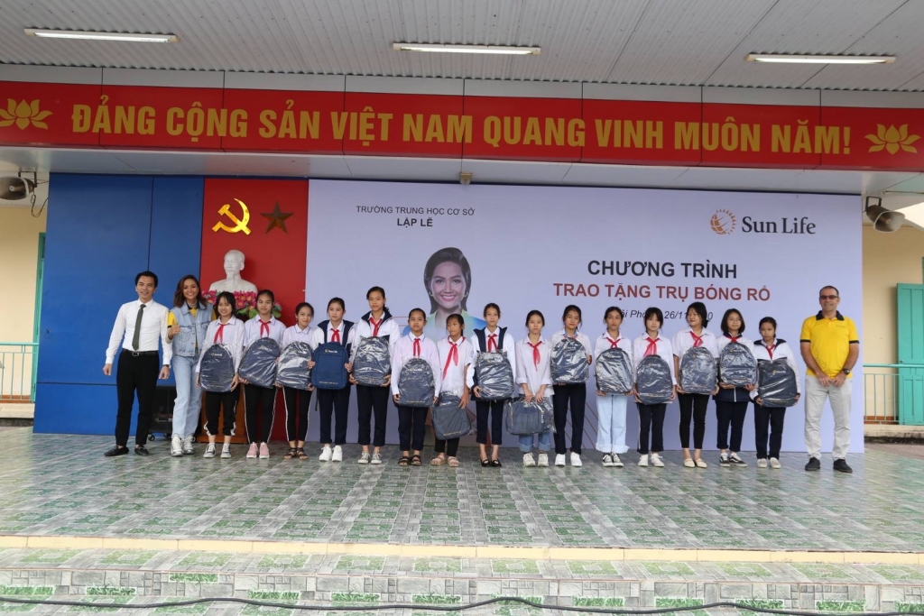 Sun Life trao 102 trụ bóng và 510 quả bóng rổ tặng 51 trường học trên cả nước