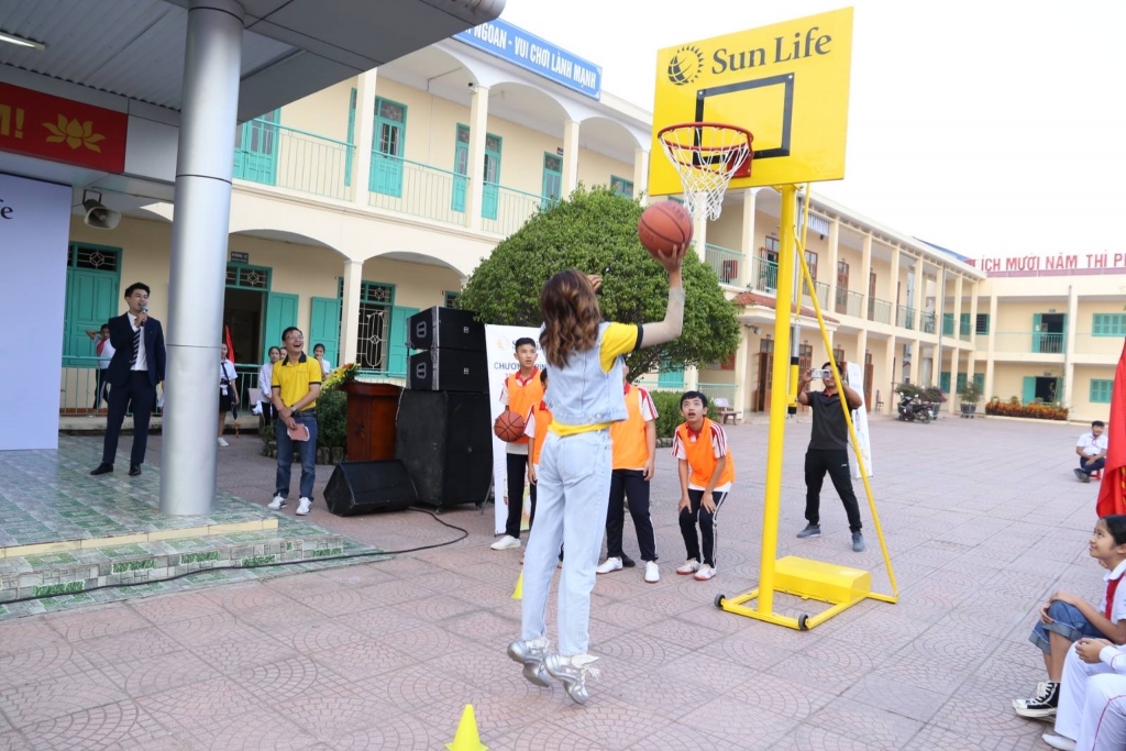 Sun Life trao 102 trụ bóng và 510 quả bóng rổ tặng 51 trường học trên cả nước