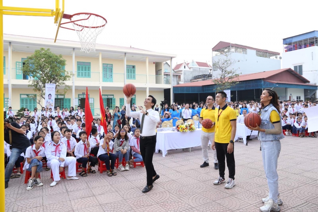 Sun Life trao 102 trụ bóng và 510 quả bóng rổ tặng 51 trường học trên cả nước