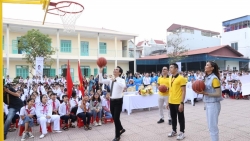 Sun Life trao 102 trụ bóng và 510 quả bóng rổ tặng 51 trường học trên cả nước