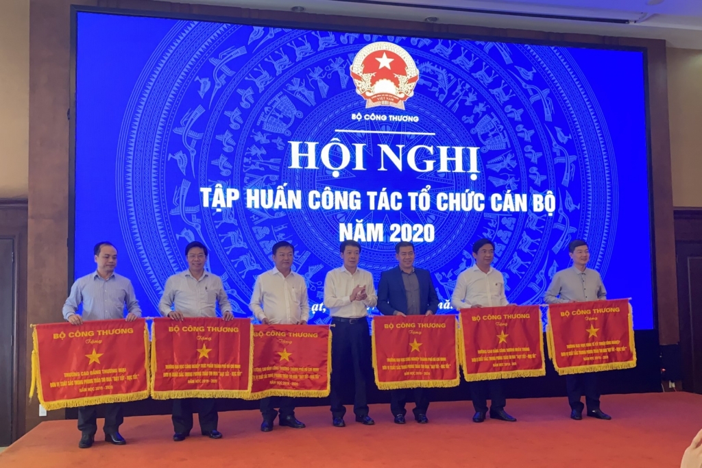 Ông Lý Quốc Hùng – Vụ trưởng Vụ Tổ chức Cán bộ trao cờ danh hiệu tập thể xuất sắc năm học 2019-2020 cho các cơ sở giáo dục Ông Lý Quốc Hùng – Vụ trưởng Vụ Tổ chức Cán bộ trao cờ danh hiệu tập thể xuất sắc năm học 2019-2020 cho các cơ sở giáo dục