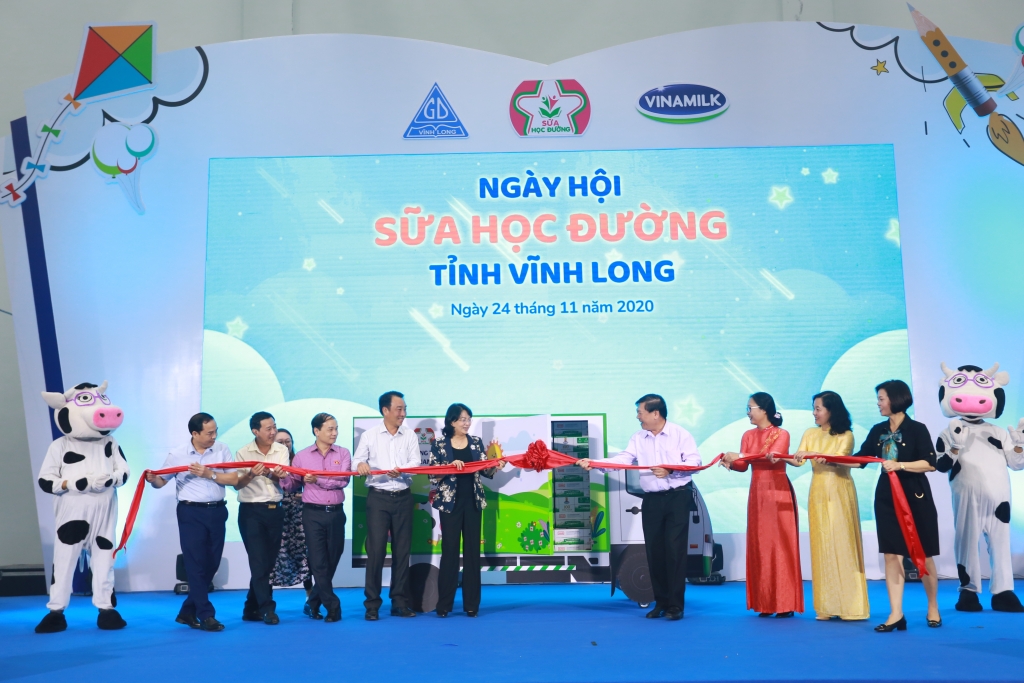 Các đại biểu cùng thực hiện nghi thức phát động Ngày hội Sữa học đường Vĩnh Long năm 2020