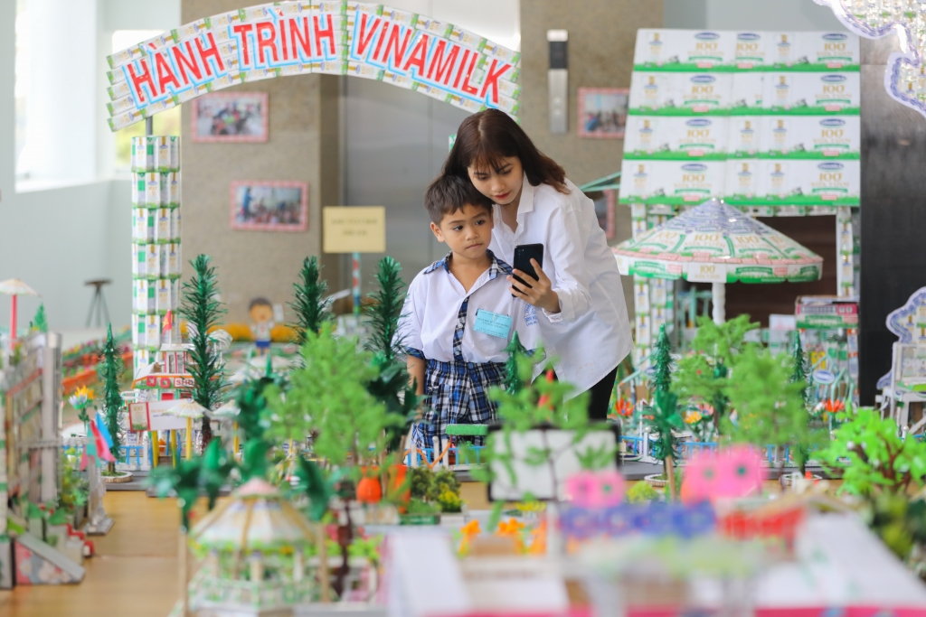 Thầy và trò tỉnh Vĩnh Long hòa niềm vui trong Ngày hội Sữa học đường