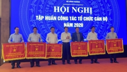 ĐH Công nghiệp Thực phẩm TP HCM vinh dự nhận Cờ thi đua của Bộ Công thương