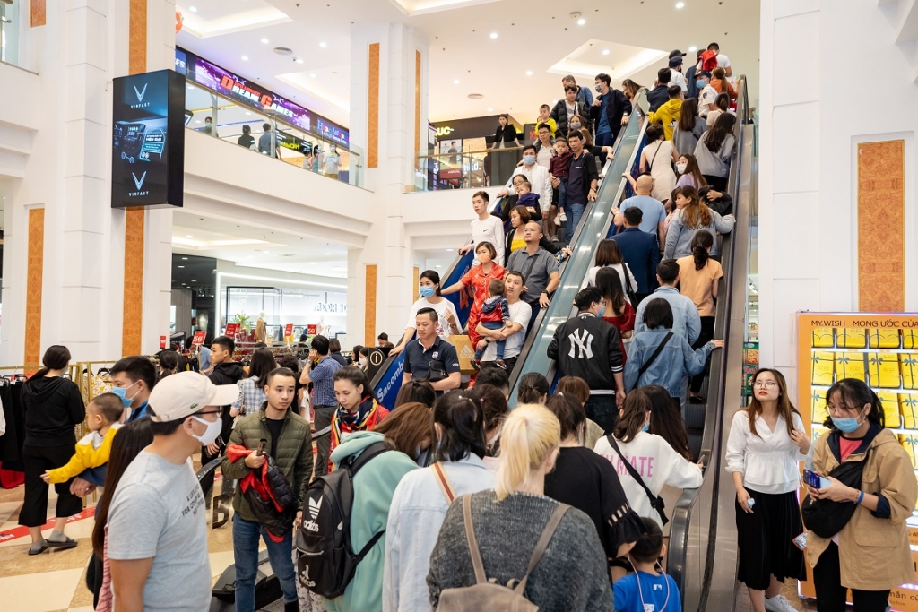 Hàng dài chờ thanh toán trong ngày Vincom Black Friday đầu tiên: “Lâu nhưng đáng!”